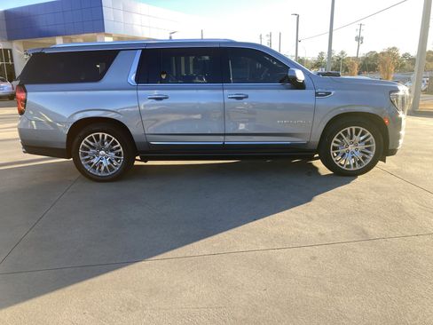 Used 2023 GMC Yukon XL Denali w/ Denali Reserve Package image 5