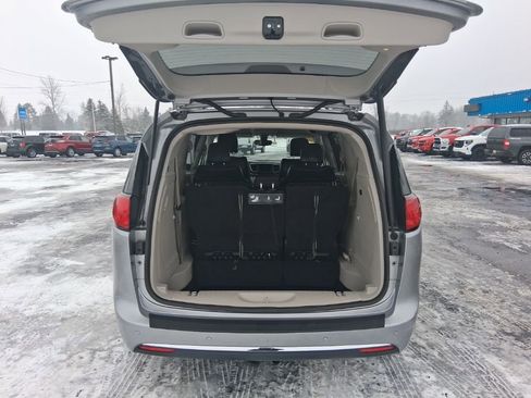 Used 2019 Chrysler Pacifica Touring-L image 13