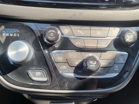 Used 2026 Chrysler Pacifica Select FWD image 38
