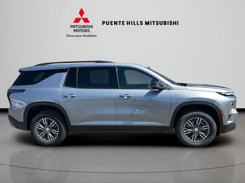 Used 2025 Chevrolet Traverse LT FWD image 4