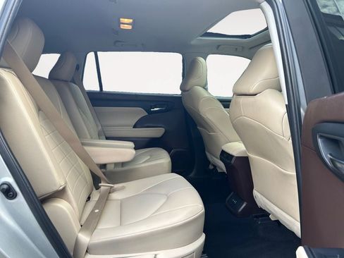 Used 2022 Toyota Highlander XLE AWD/4WD image 23