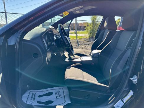 Used 2022 Dodge Charger SXT image 2