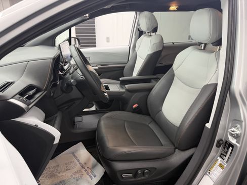 Used 2023 Toyota Sienna XSE AWD/4WD image 15