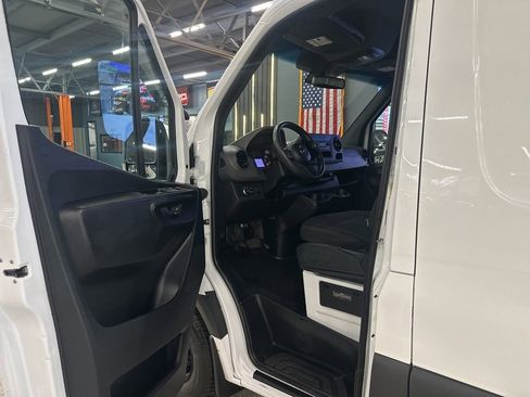 Used 2021 Mercedes-Benz Sprinter 144 Cargo image 11