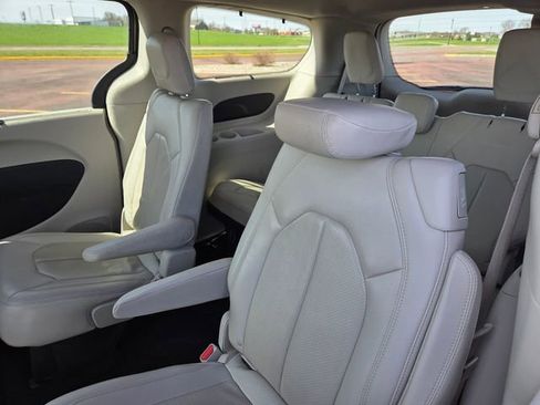 Used 2018 Chrysler Pacifica Touring-L FWD image 49