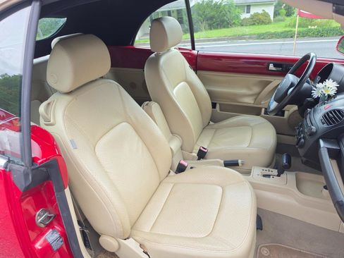 Used 2007 Volkswagen Beetle Convertible w/ Package 2 FWD image 2
