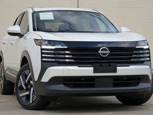 Used 2025 Nissan Kicks SV w/ SV Premium Package FWD image 2
