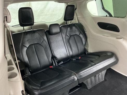 Used 2022 Chrysler Pacifica Touring-L FWD image 23