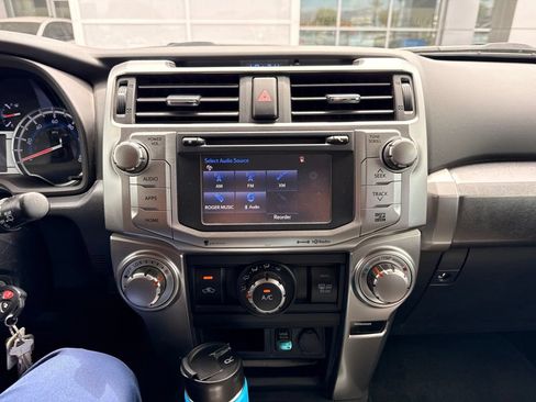 Used 2017 Toyota 4Runner SR5 AWD/4WD image 7