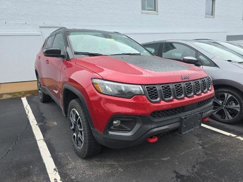 Used 2025 Jeep Compass Trailhawk AWD/4WD image 3