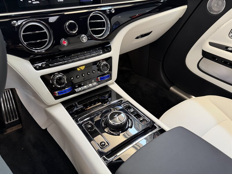 Used 2025 Rolls-Royce Spectre w/ Spectre Launch Package AWD/4WD image 18