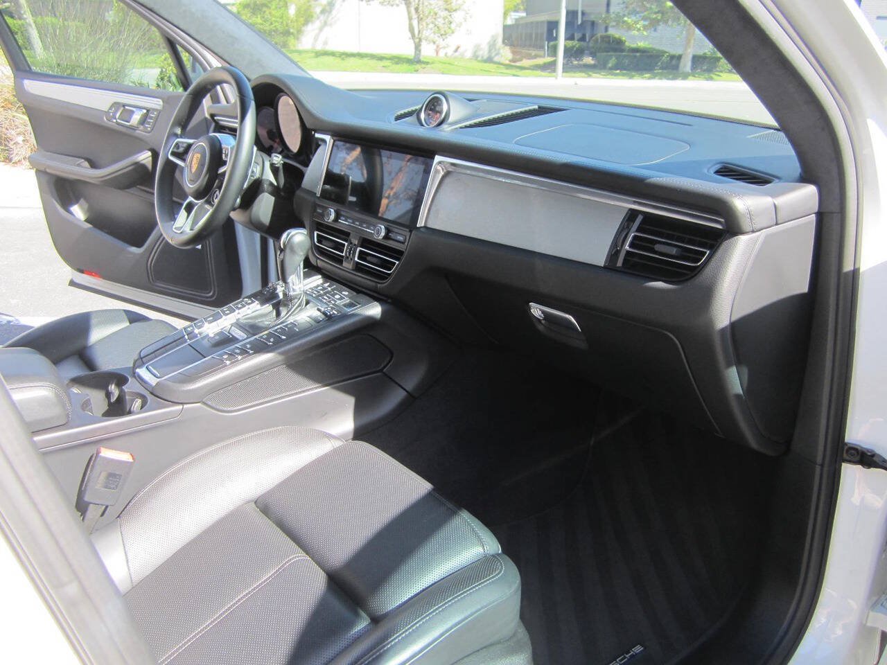 Used 2020 Porsche Macan Turbo AWD/4WD image 25