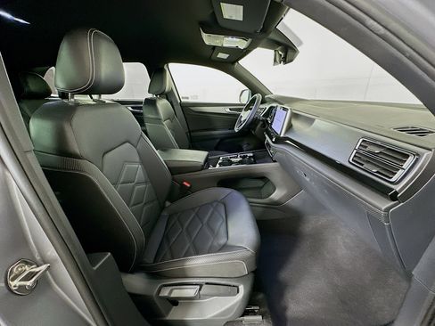 Used 2025 Volkswagen Atlas Cross Sport SE image 30