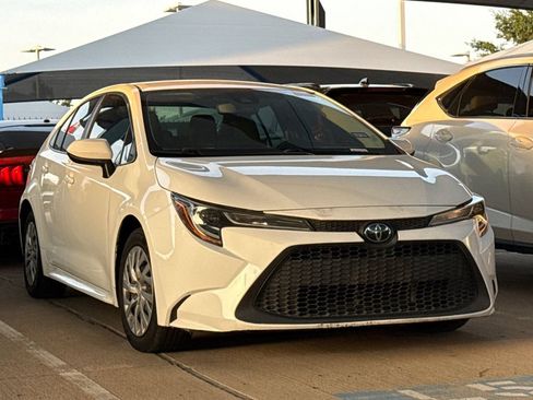 Used 2022 Toyota Corolla LE FWD image 3