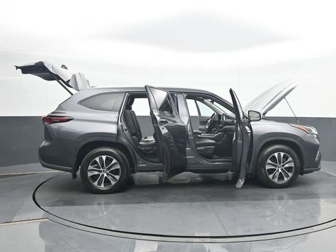 Used 2024 Toyota Highlander XLE AWD/4WD image 36