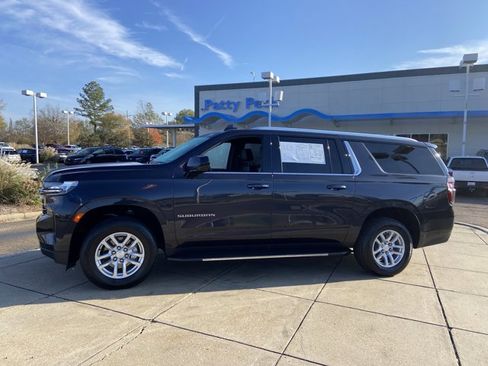 Used 2023 Chevrolet Suburban LT image 5