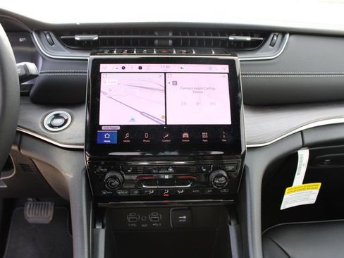 Used 2025 Jeep Grand Cherokee Limited image 17