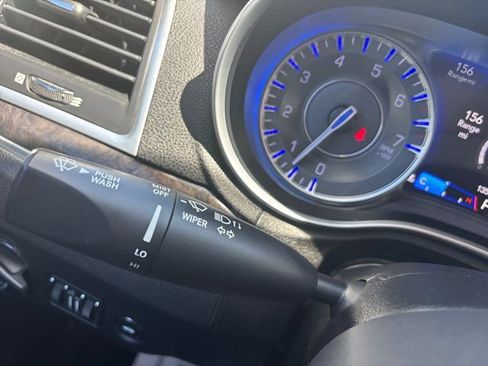 Used 2018 Chrysler 300 Limited image 39