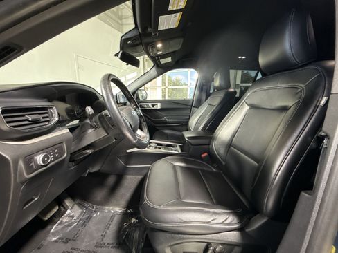 Used 2020 Ford Explorer XLT w/ Equipment Group 202A AWD/4WD image 14