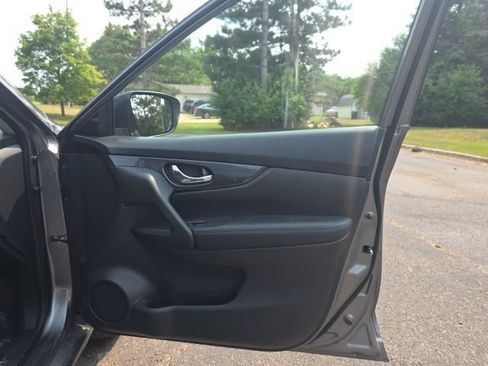 Used 2020 Nissan Rogue SV FWD image 16