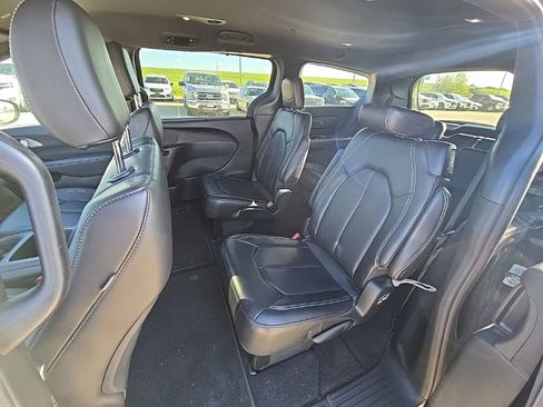 Used 2025 Chrysler Pacifica Select FWD image 10
