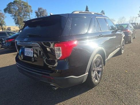 Used 2023 Ford Explorer XLT w/ Equipment Group 202A image 4