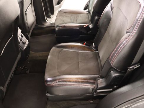 Used 2018 Ford Explorer XLT w/ Equipment Group 202A FWD image 13