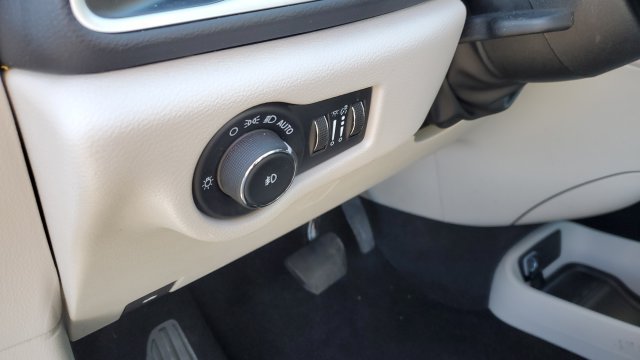 Used 2024 Chrysler Pacifica Touring-L FWD image 9