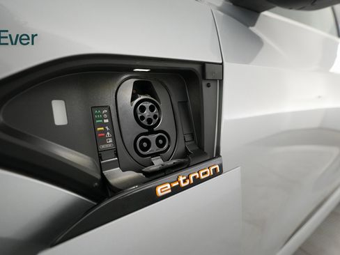 Used 2022 Audi e-tron Premium Plus image 28