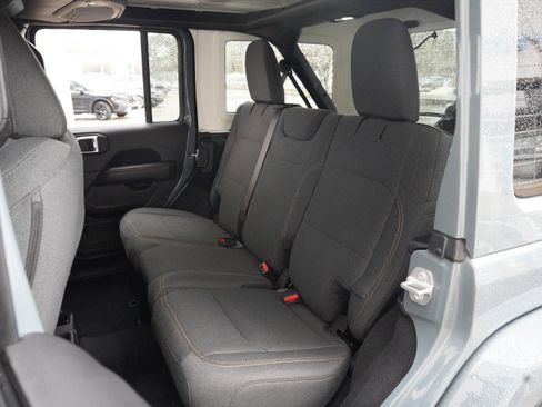 Used 2024 Jeep Wrangler Sahara image 32