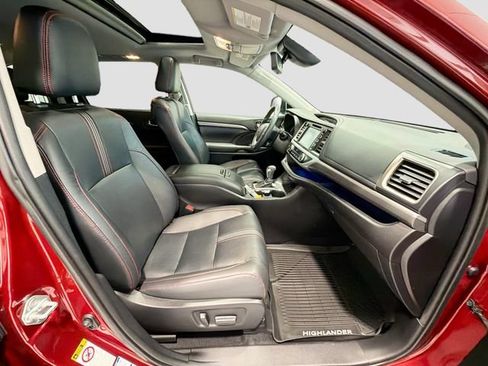 Certified 2019 Toyota Highlander SE w/ Carpet Mat Package (TMS) AWD/4WD image 25