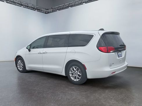 Used 2023 Chrysler Voyager LX FWD image 3