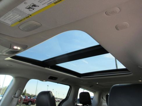 Used 2024 Chrysler Pacifica Limited image 25