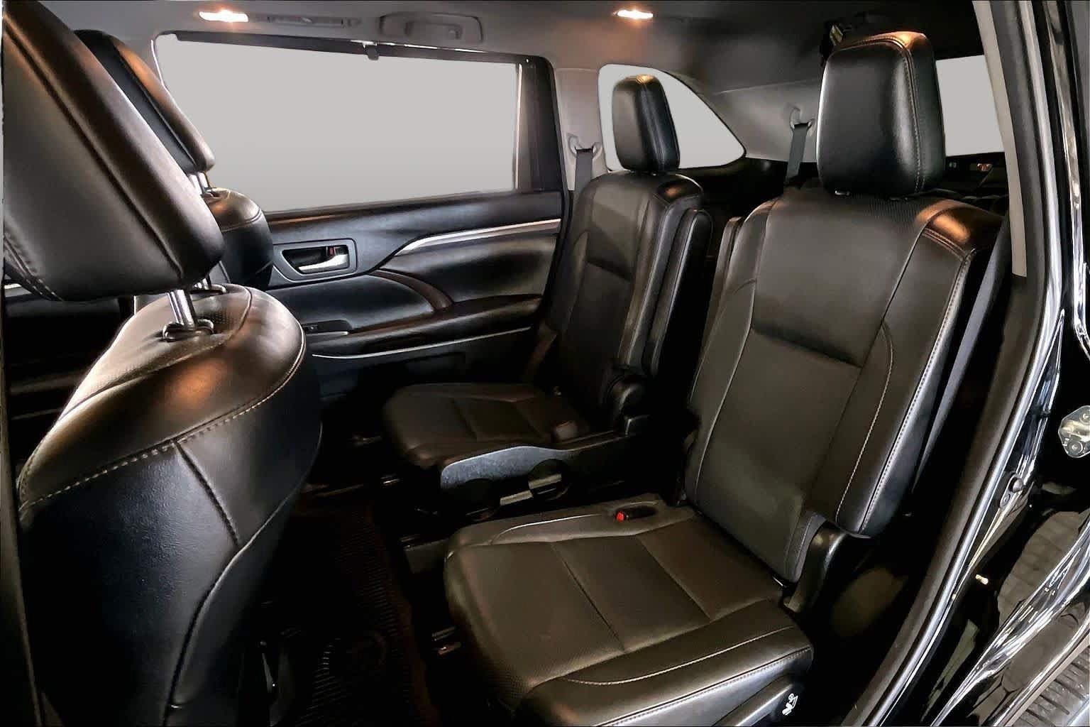 Used 2017 Toyota Highlander Limited AWD/4WD image 19