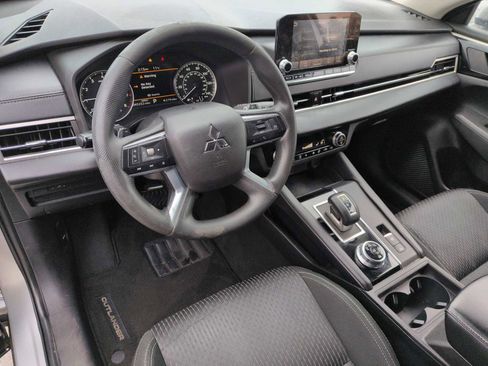 Used 2022 Mitsubishi Outlander ES image 2