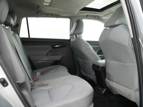 Used 2021 Toyota Highlander XLE FWD image 12