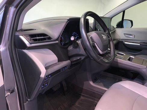 Used 2021 Toyota Sienna XLE image 14