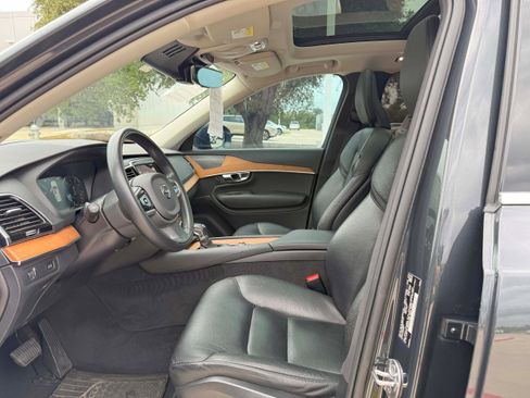 Used 2022 Volvo XC90 T6 Momentum image 12