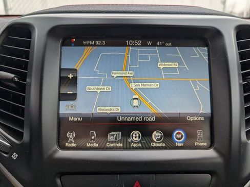 Used 2017 Jeep Cherokee Trailhawk image 3