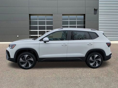 New 2026 Volkswagen Taos SE image 4