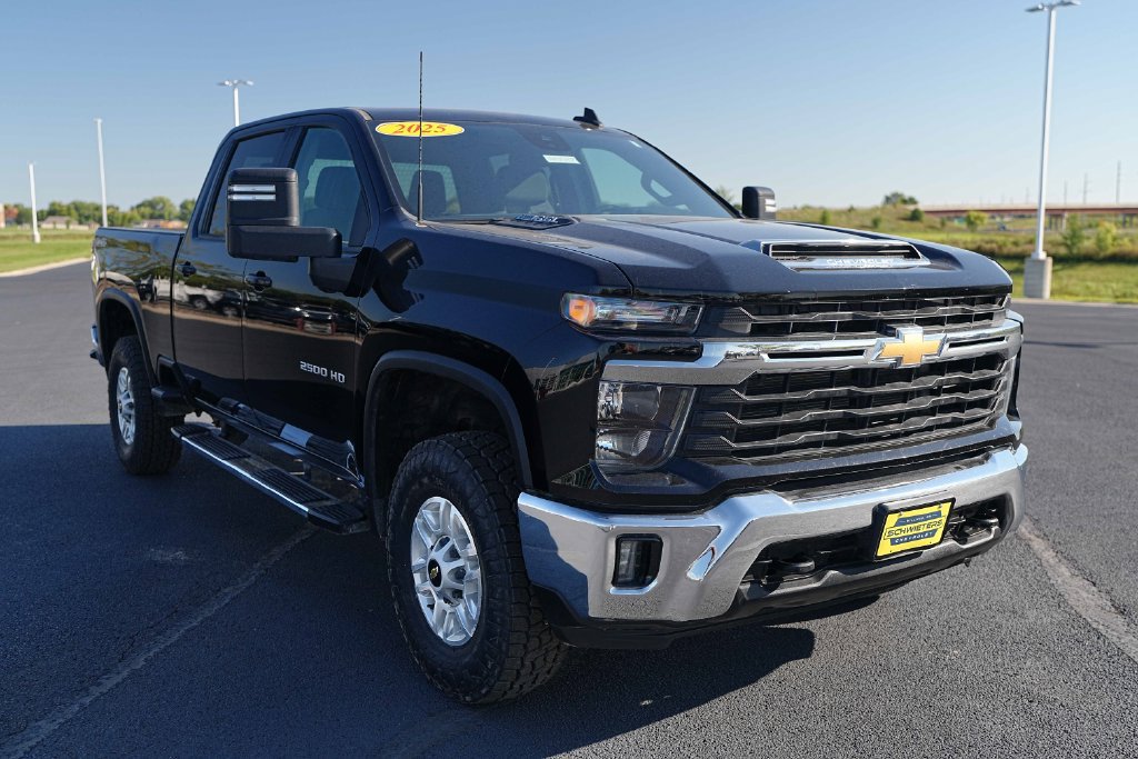 Used 2025 Chevrolet Silverado 2500 LT w/ Convenience Package AWD/4WD image 5