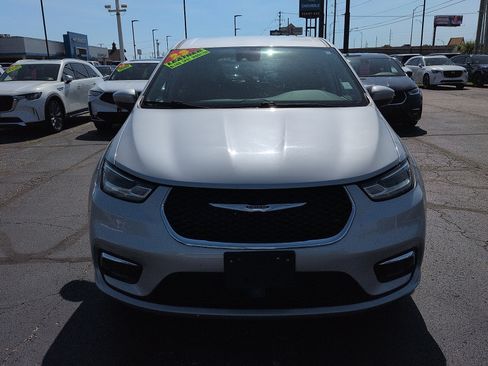 Used 2023 Chrysler Pacifica Touring-L FWD image 3