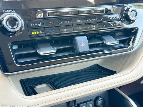 Used 2021 Toyota Highlander Limited image 16