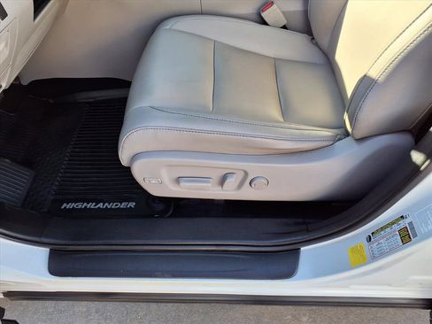 Used 2019 Toyota Highlander XLE image 16