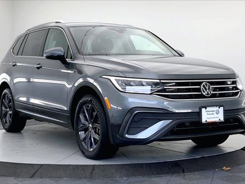 Used 2022 Volkswagen Tiguan SE w/ Panoramic Sunroof Package image 1