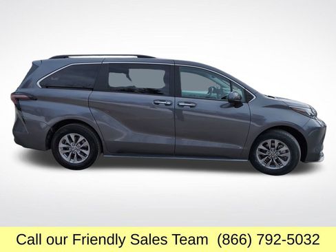 Used 2025 Toyota Sienna XLE image 7