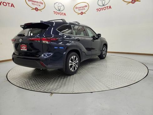 Used 2024 Toyota Highlander XLE FWD image 8