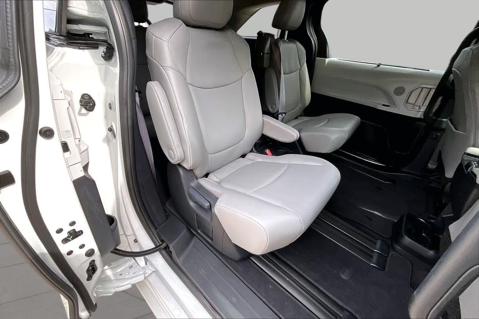 Used 2025 Toyota Sienna XLE FWD image 33