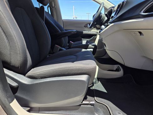 Used 2017 Chrysler Pacifica Touring FWD image 13