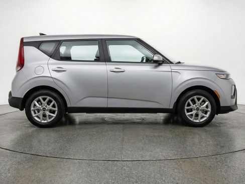Used 2025 Kia Soul LX w/ LX Technology Package image 11